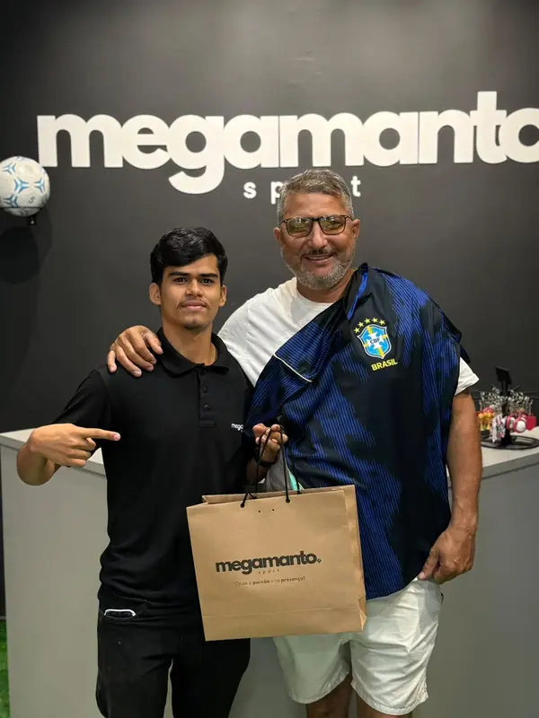 Cliente na loja da Mega Manto com a sacola da compra