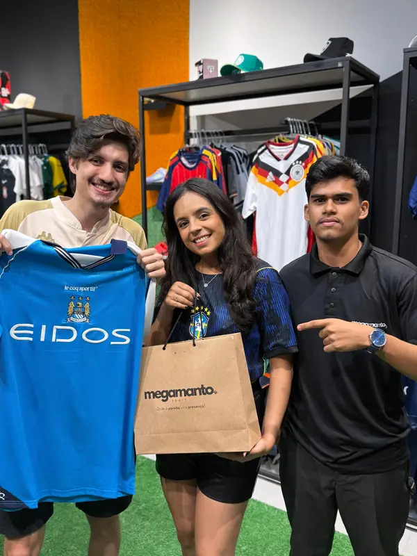 Cliente na loja da Mega Manto com a sacola da compra