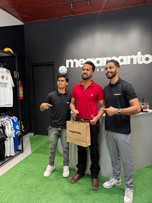 Cliente na loja da Mega Manto com a sacola da compra