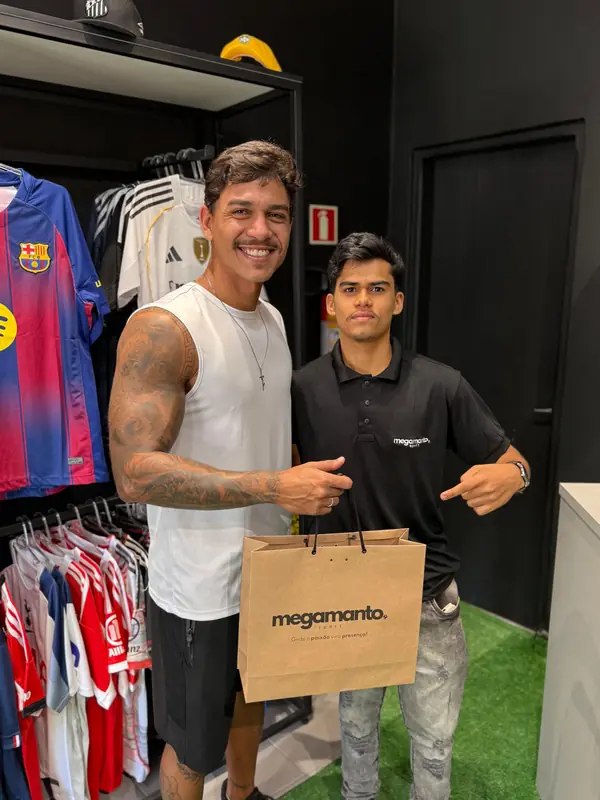 Cliente na loja da Mega Manto com a sacola da compra
