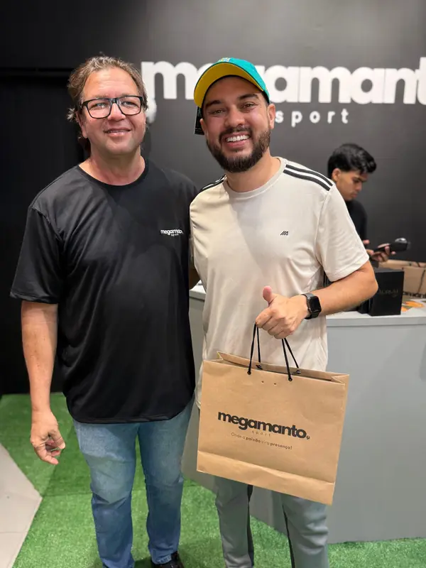 Cliente na loja da Mega Manto com a sacola da compra