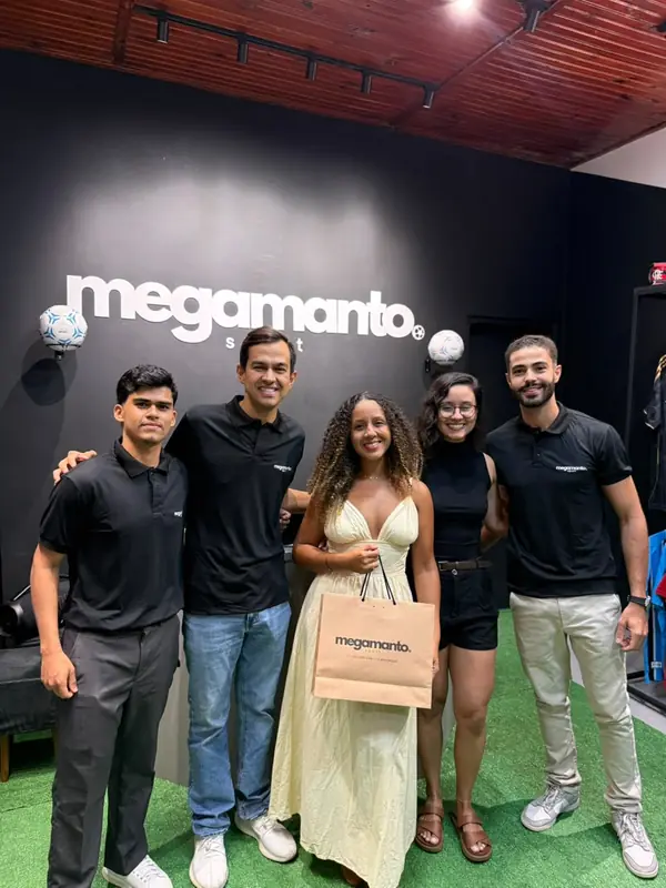 Cliente na loja da Mega Manto com a sacola da compra