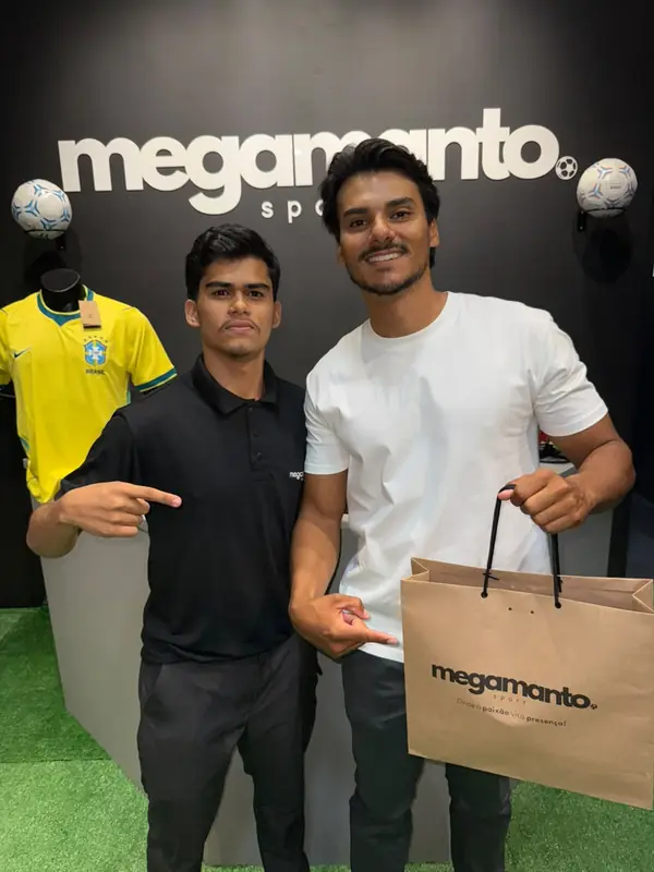Cliente na loja da Mega Manto com a sacola da compra